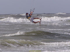 Kiten en Surfen aan het strand van Callantsoog.